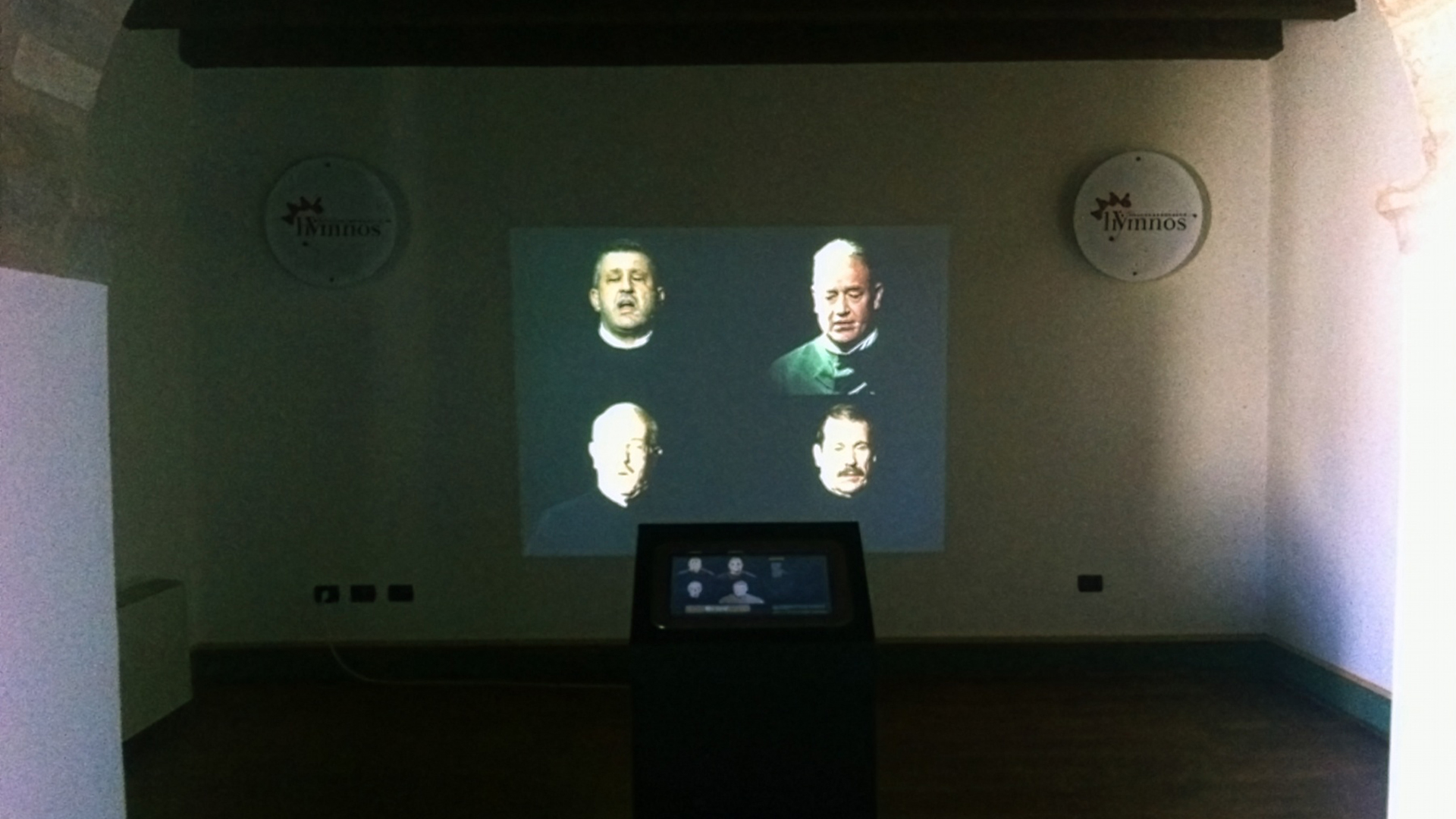 Installazione audiovisiva museale con proiezione e postazione multimediale interattiva