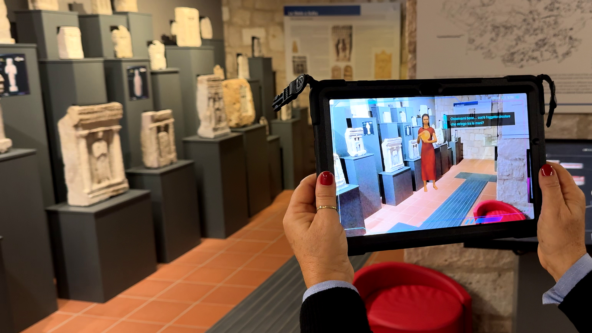 Esperienza di realtà aumentata in museo con tablet e reperti archeologici