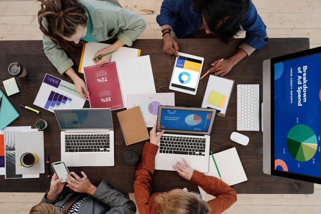 Team marketing al lavoro su report, grafici e strategia di comunicazione aziendale